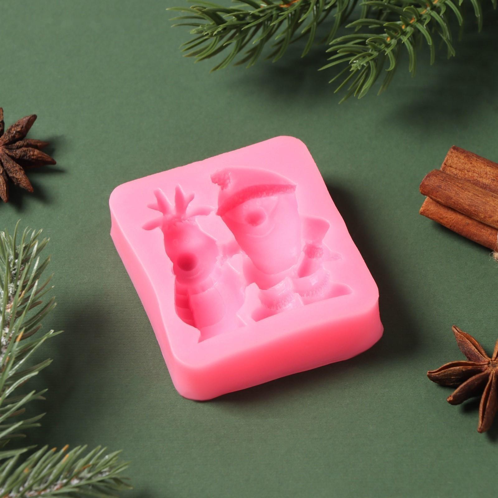 Силиконовый молд «Дед Мороз и олень», 6,5×5,7×1,8 см, цвет розовый