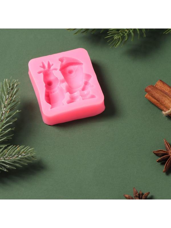 Силиконовый молд «Дед Мороз и олень», 6,5×5,7×1,8 см, цвет розовый
