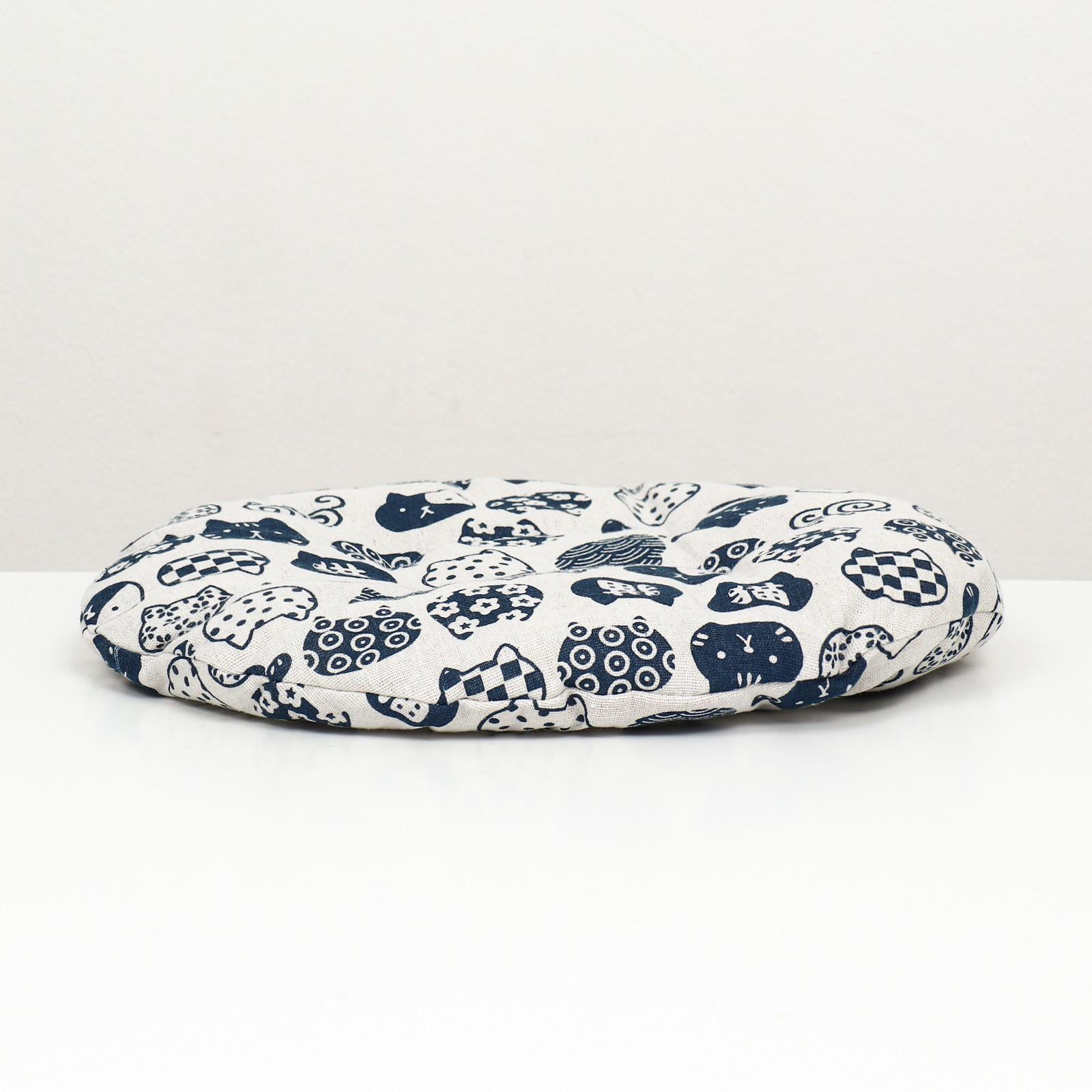 Лежанка для животных (хлопковый наполнитель), 38 см, с котами